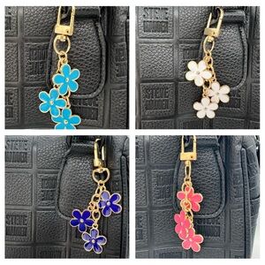 Daisy Bag Charm Set of 10 w Gift Bags, Thank You Tags & 500 Stickers